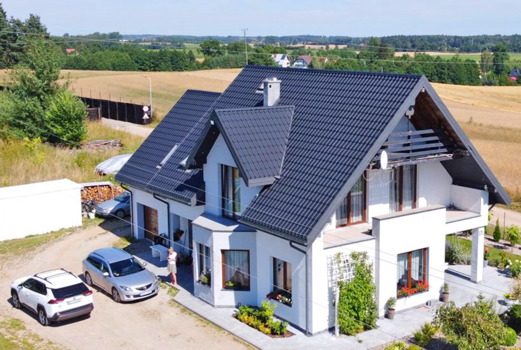 widok z lotu ptaka na ekskluzywną willę do sprzedaży Mazury