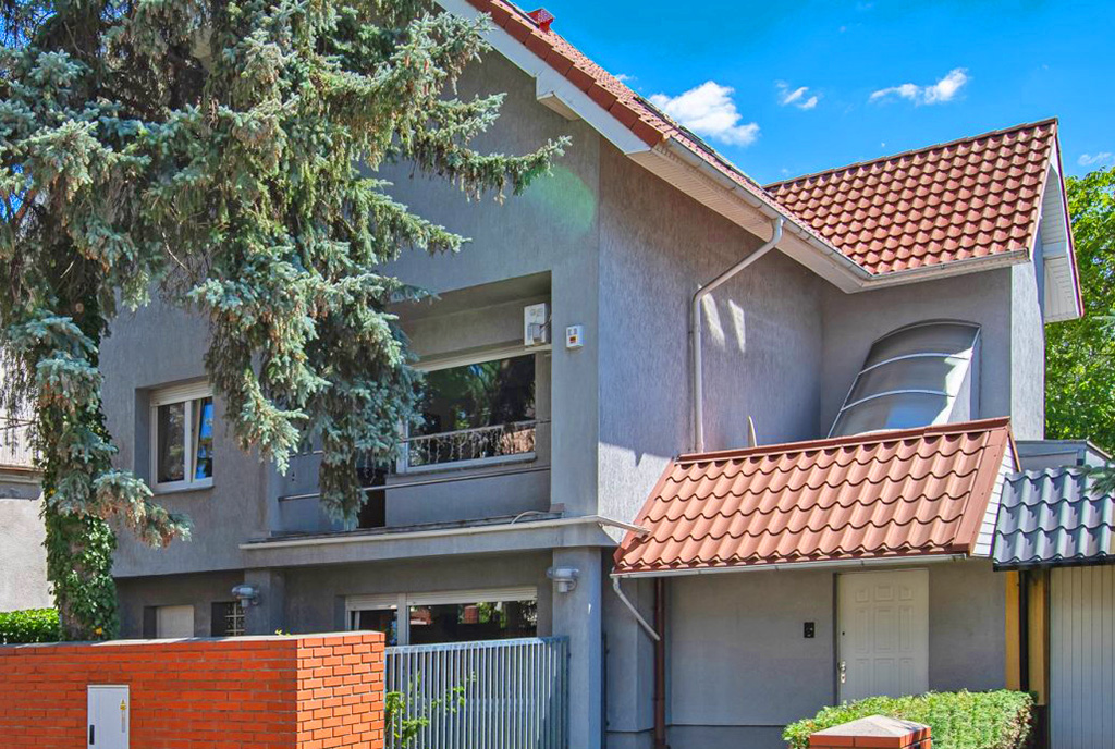 frontowa elewacja luksusowej willi na sprzedaż Poznań