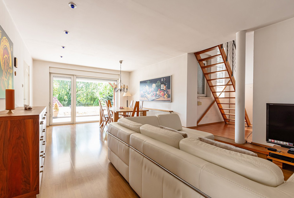 elegancki pokój dzienny w ekskluzywnej willi na sprzedaż Poznań