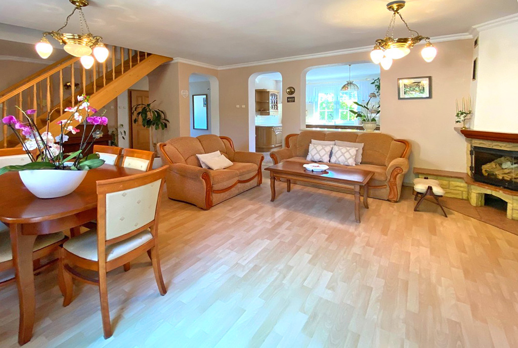 przeciwległa strona salonu luksusowej willi na sprzedaż Szczecin (okolice)