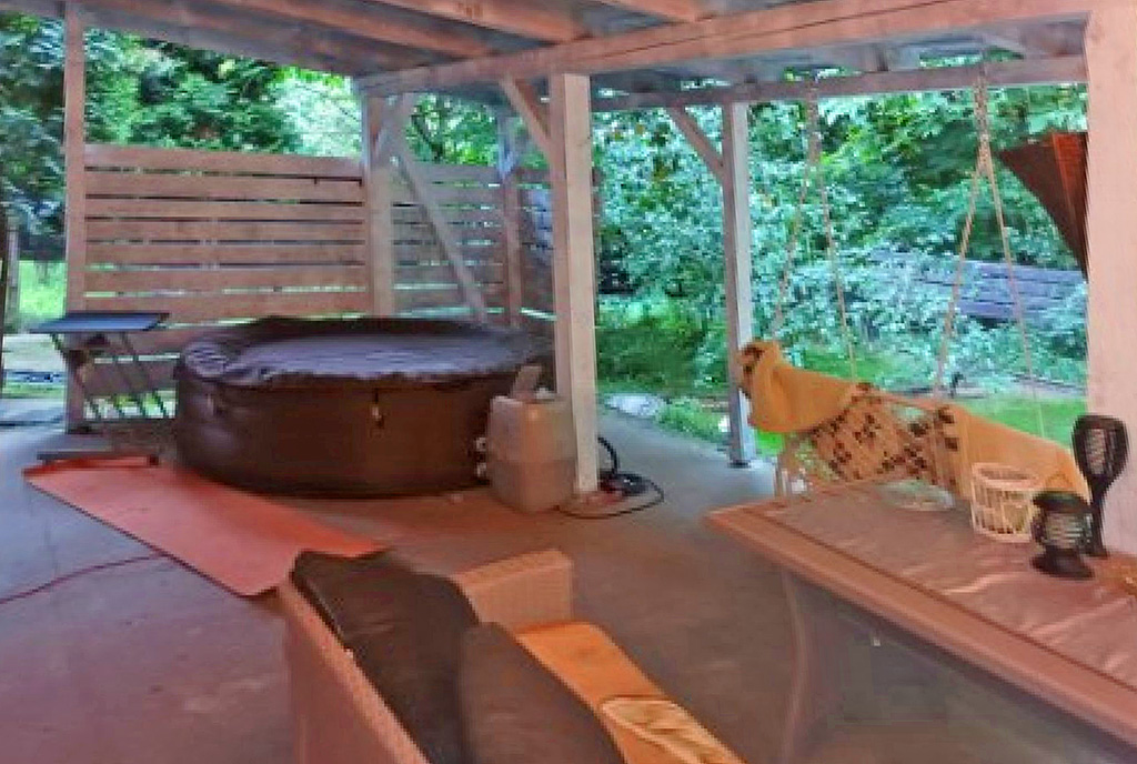 taras z jacuzzi przy ekskluzywnej willi na sprzedaż Ustroń