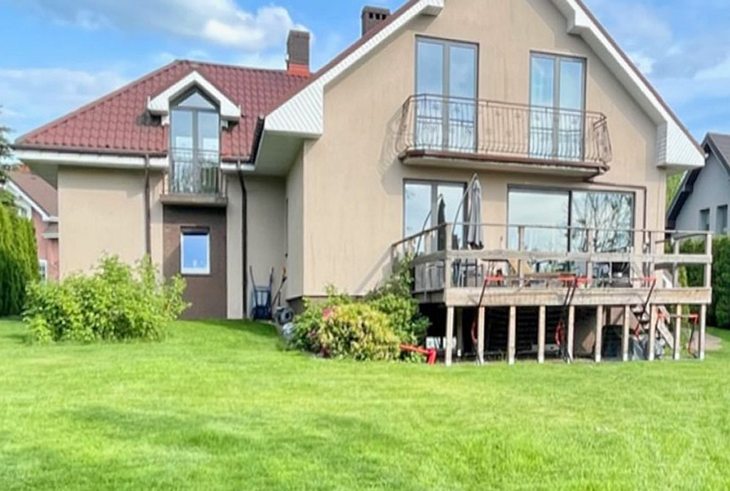 widok od strony tarasu na ekskluzywną willę na wynajem Szczecin