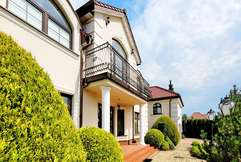 rzut od strony ulicy na frontową elewację luksusowej willi do sprzedaży Gdańsk (okolice)