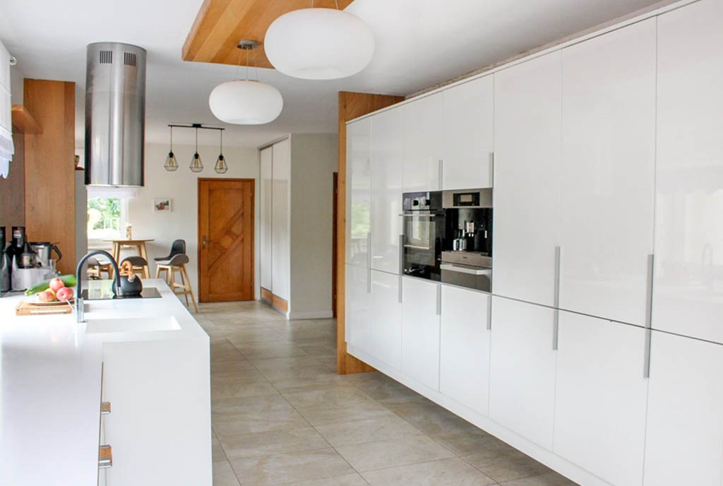 nowocześnie zaaranżowana kuchnia w luksusowej willi do sprzedaży Kalisz (okolice)