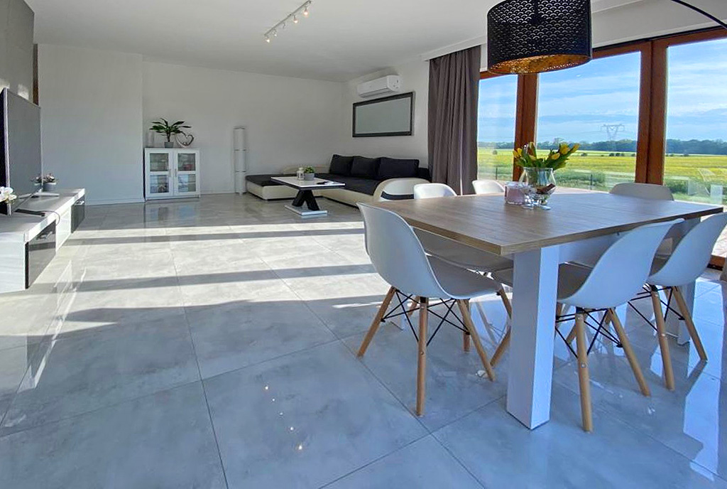 widok na salon oraz taras przy ekskluzywnej willi na sprzedaż Szczecin (okolice)