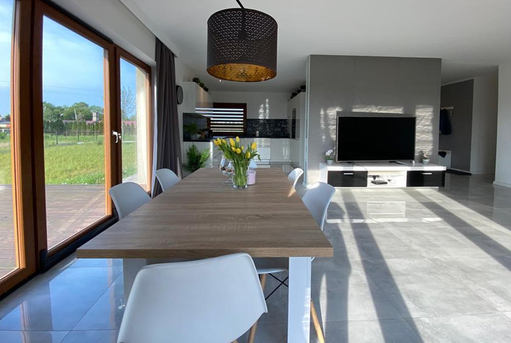 na pierwszym planie jadalnia w luksusowej willi na sprzedaż Szczecin (okolice)