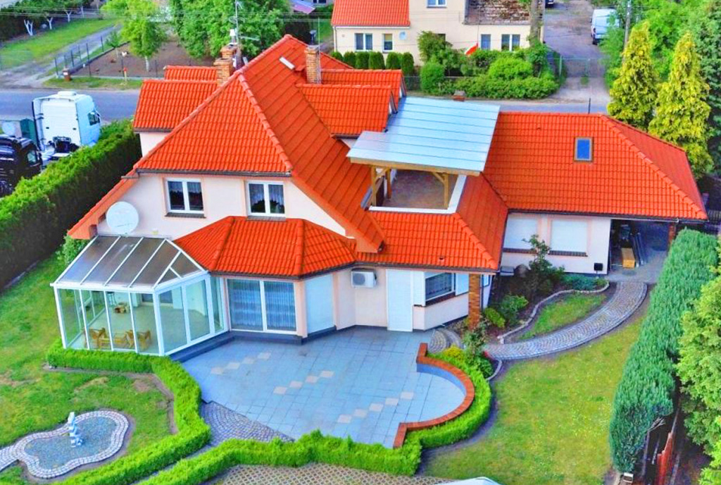 zdjęcie wykonane z góry prezentujące luksusową willę do wynajmu Gorzów Wielkopolski