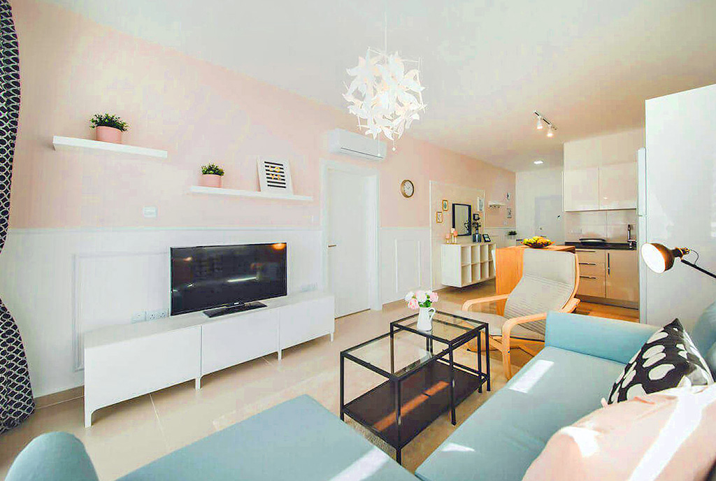przeciwległa strona pokoju dziennego w luksusowym apartamencie na sprzedaż Cypr (Iskele)