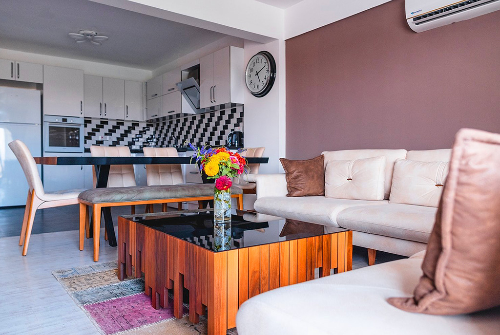 widok z salonu na kuchnię w ekskluzywnym apartamencie na sprzedaż Cypr (Iskele)