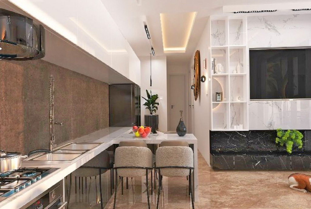 na pierwszym planie jadalnia w luksusowym apartamencie na sprzedaż Cypr (Iskele)
