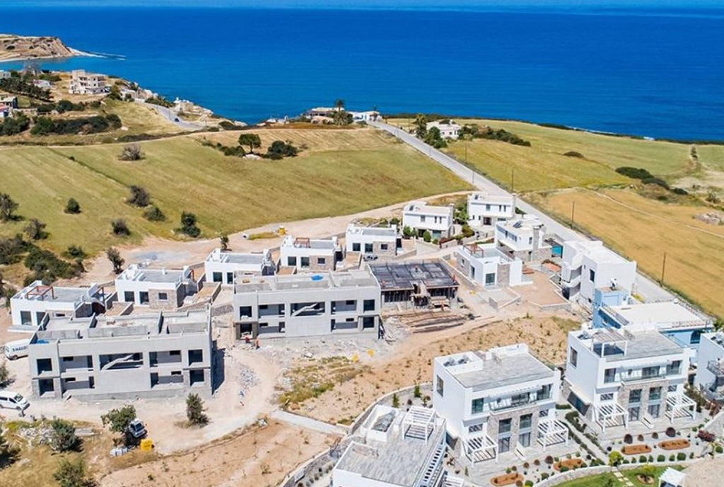 widok z lotu ptaka na całe osiedle, gdzie znajduje się oferowany do sprzedaży ekskluzywny apartament Cypr (Tatilsu)