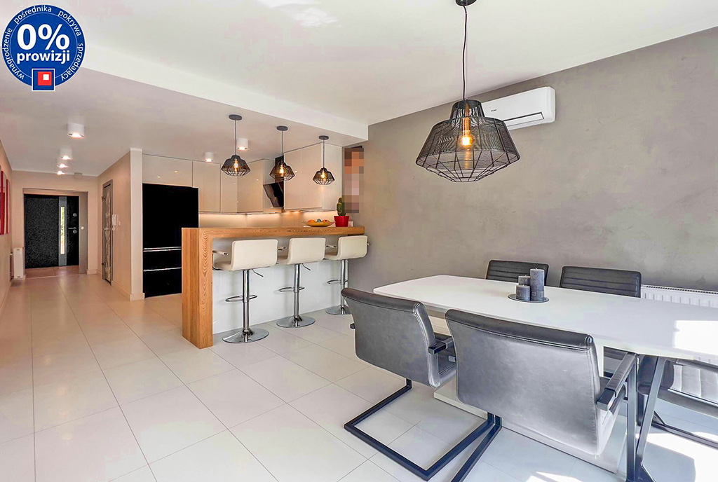 na pierwszym planie jadalnia, w oddali kuchnia w luksusowym apartamencie na sprzedaż Katowice (okolice)