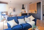 nowoczesny salon i aneks kuchenny w luksusowym apartamencie na sprzedaż Wrocław