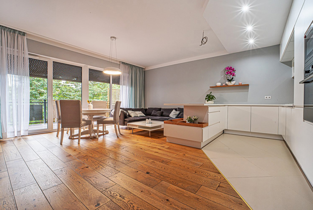 przestronny pokój gościnny w ekskluzywnym apartamencie do wynajmu Bolesławiec