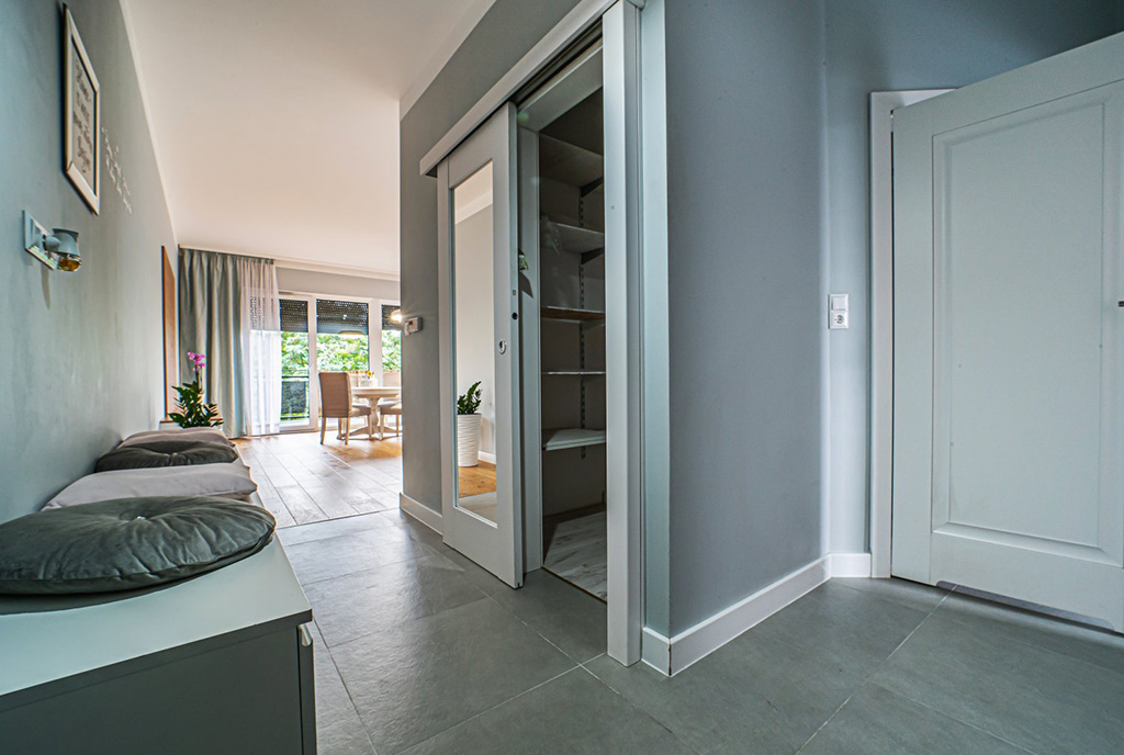 elegancki i funkcjonalny hol w ekskluzywnym apartamencie na wynajem Bolesławiec