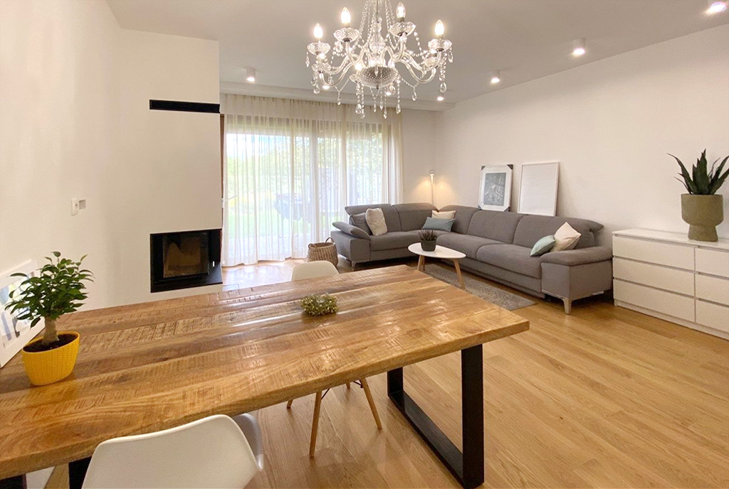 wytworny salon w ekskluzywnym apartamencie do wynajmu Szczecin (okolice)