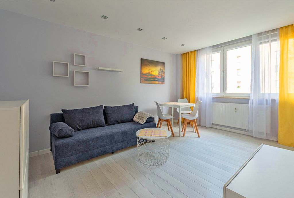 przeciwległa strona pokoju dziennego w luksusowym apartamencie do wynajmu Elbląg
