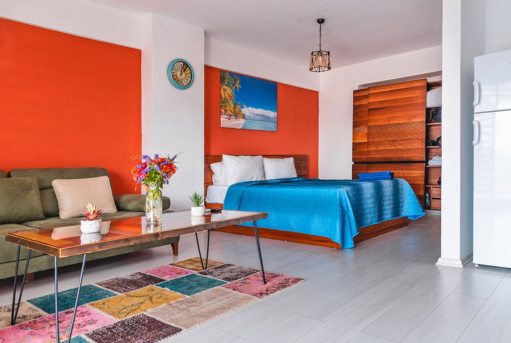 widok z salonu na sypialnię w luksusowym apartamencie do sprzedaży Cypr