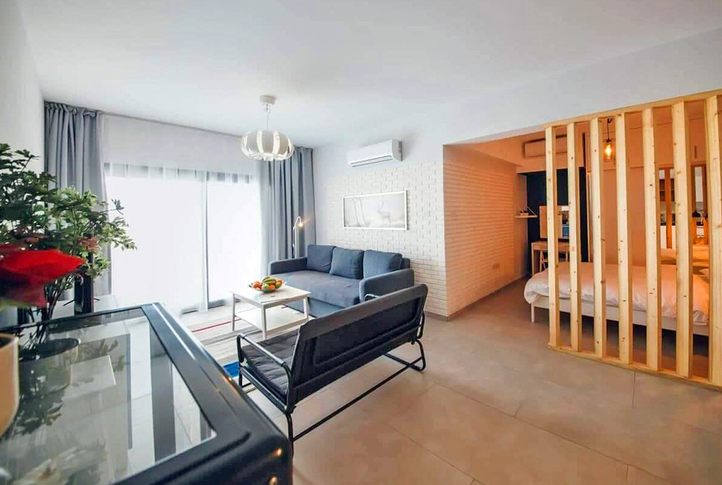 przeciwległa strona pokoju dziennego w luksusowym apartamencie na sprzedaż Cypr (Iskele)