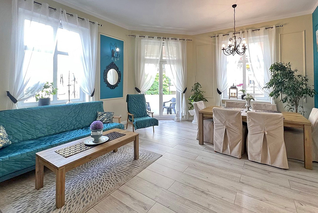 wytworny salon z jadalnią w ekskluzywnym apartamencie do sprzedaży Zielona Góra (okolice)
