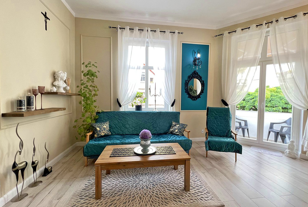 zbliżenie na pokój gościnny w luksusowym apartamencie do sprzedaży Zielona Góra (okolice)