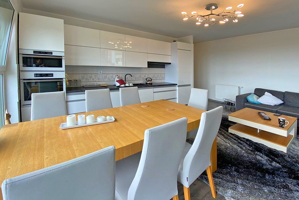 na pierwszym planie jadalnia w luksusowym apartamencie do wynajmu Szczecin