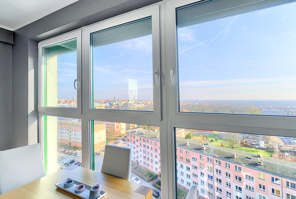 imponujący widok z okna luksusowego apartamentu na wynajem Szczecin