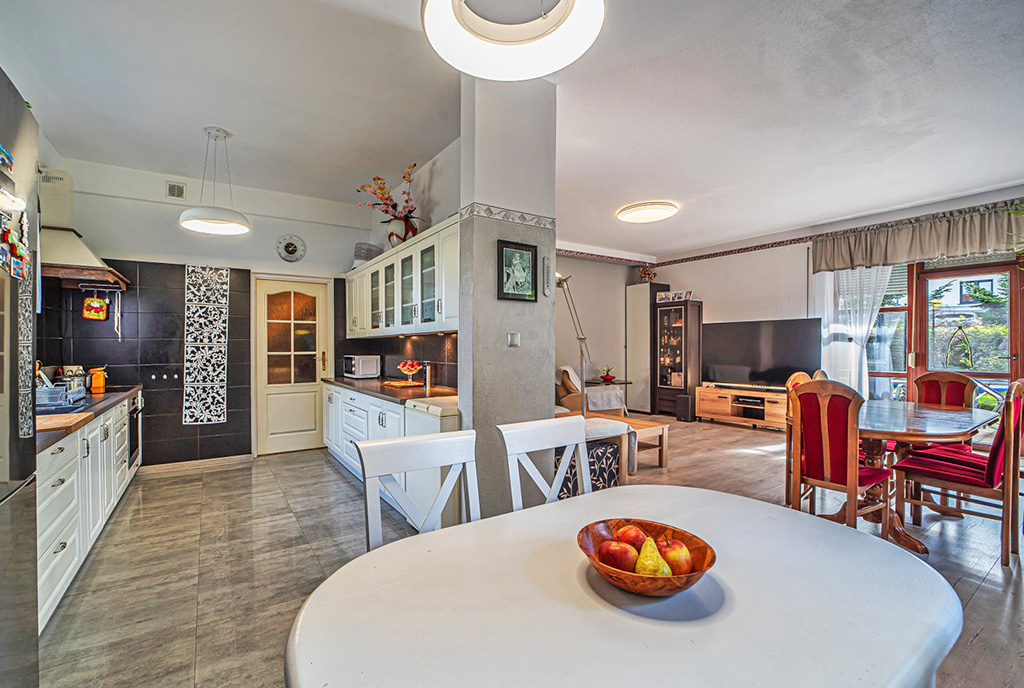 na pierwszym planie jadalnia w ekskluzywnej willi do sprzedaży Karpacz