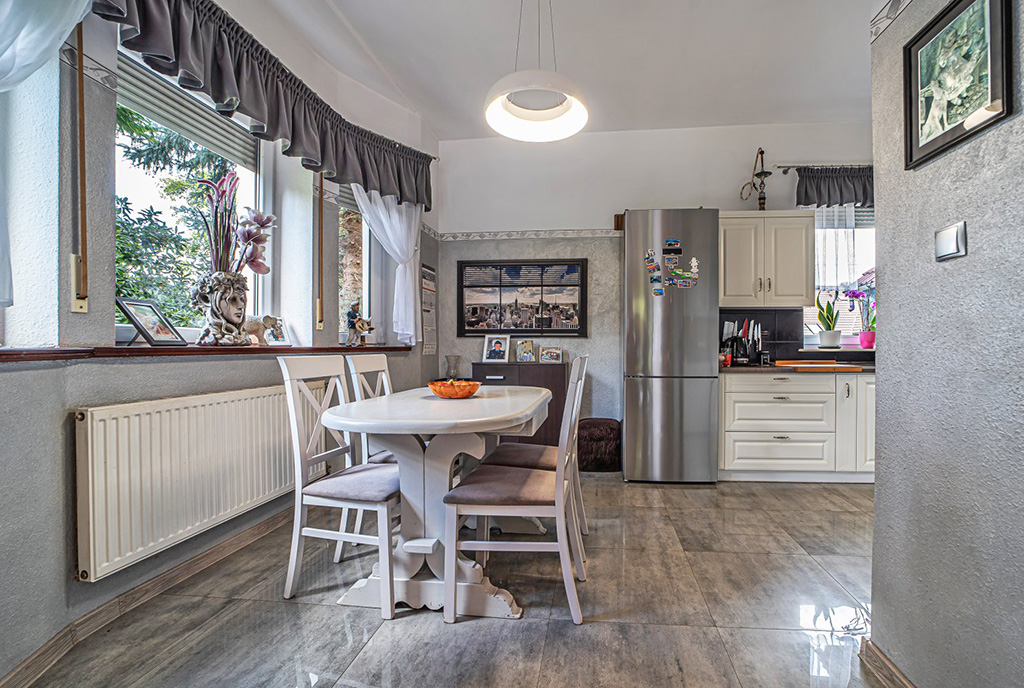 widok na kuchnię w luksusowej willi na sprzedaż Karpacz