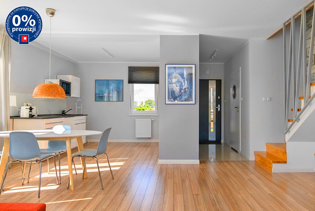 po lewej kuchnia i jadalnia w ekskluzywnej willi na wynajem Gdynia (okolice)