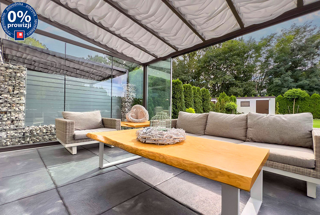 zbliżenie na taras przy luksusowej willi na sprzedaż Katowice (okolice)