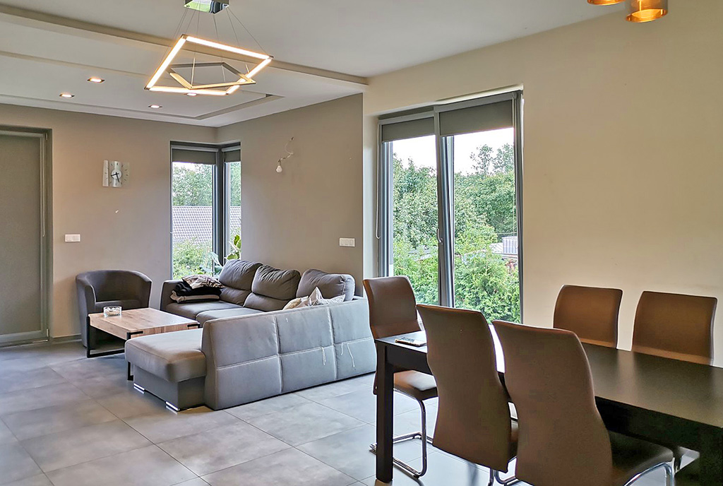 nowoczesny design salonu w ekskluzywnej willi do sprzedaży Wrocław (okolice)