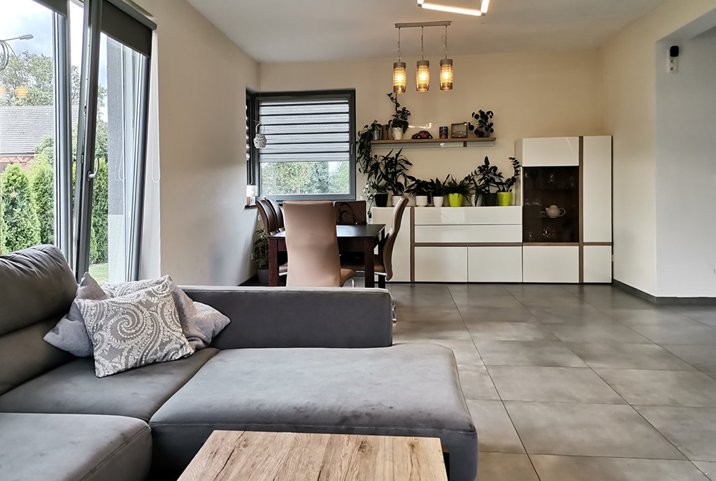 rzut z salonu na aneks kuchenny w luksusowej willi do sprzedsży Wrocław (okolice)