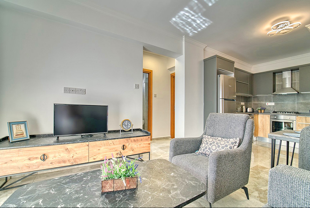 na pierwszym planie jadalnia w ekskluzywnym apartamencie na sprzedaż Cypr (Iskele)