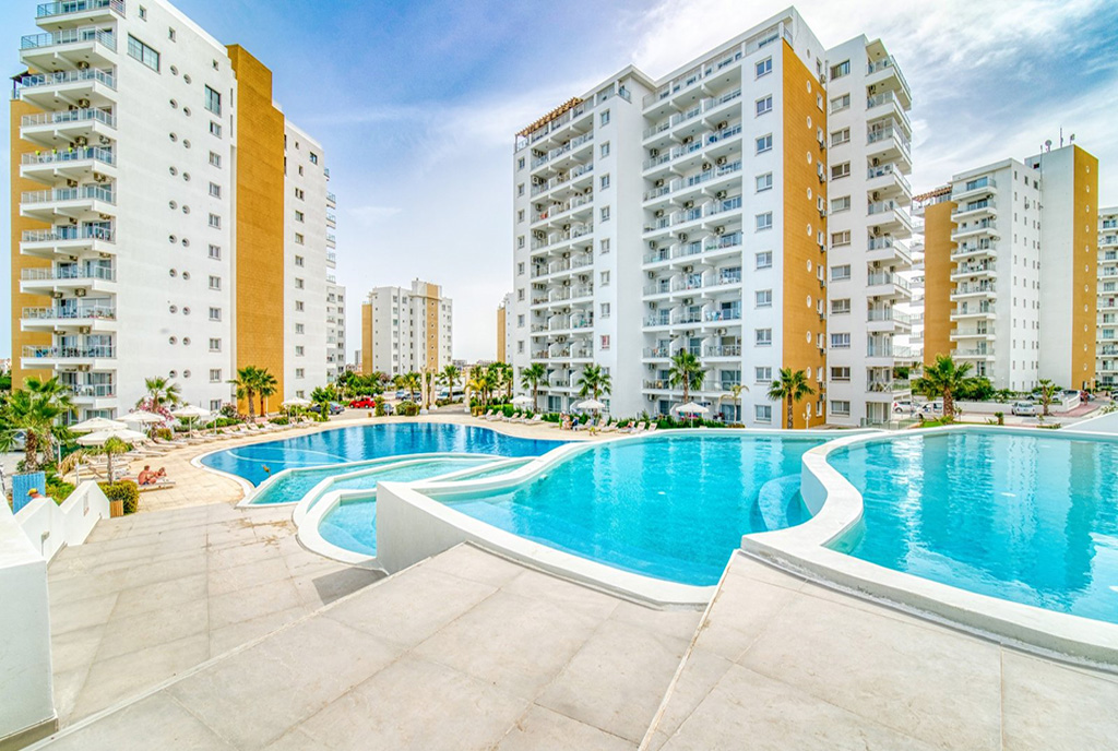 osiedle z basenem, na którym mieści się oferowany na sprzedaż luksusowy apartament Cypr (Iskele)