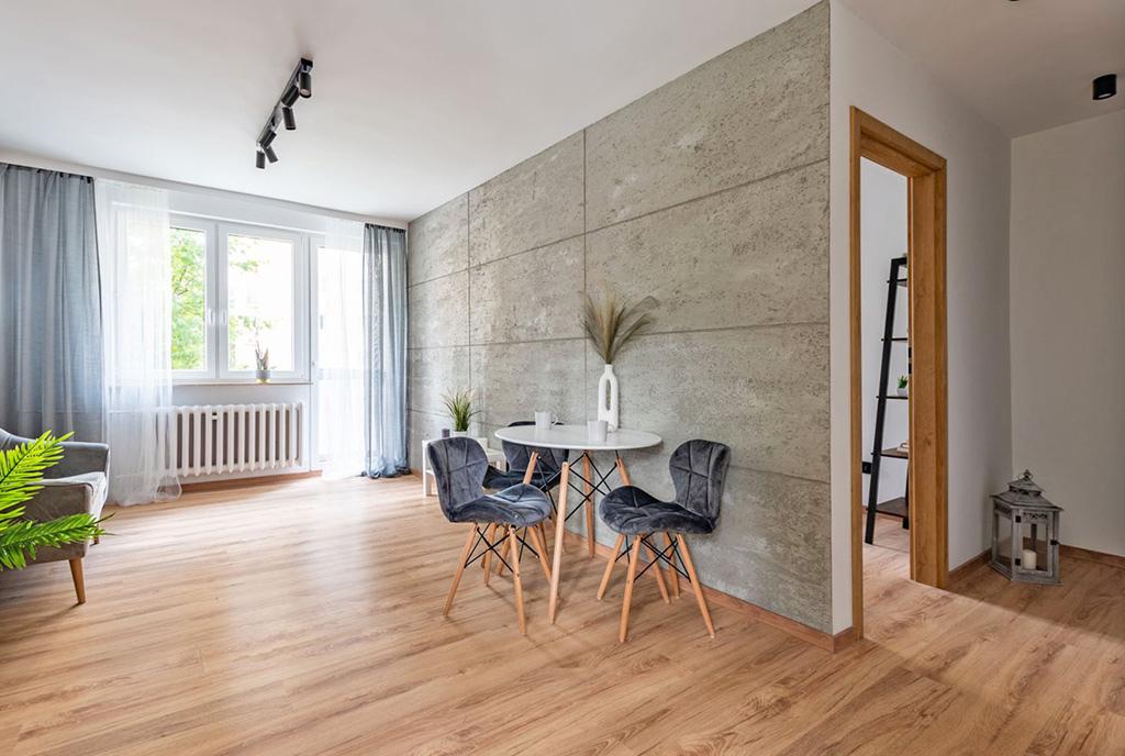 przeciwległa strona salonu w ekskluzywnym apartamencie na sprzedaż Elbląg