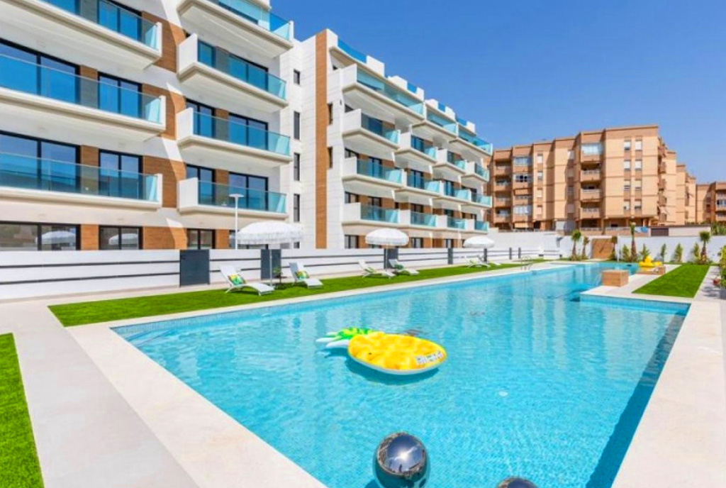 reprezentacyjny basen w częściach wspólnych osiedla, gdzie mieści się oferowany na sprzedaż ekskluzywny apartament Hiszpania (Guardamar del Segura, Guardamar del Segura)