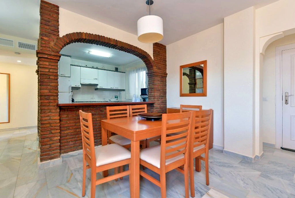 widok na jadalnię w ekskluzywnym apartamencie na sprzedaż Hiszpania (Mijas Costa, Fuengirola)