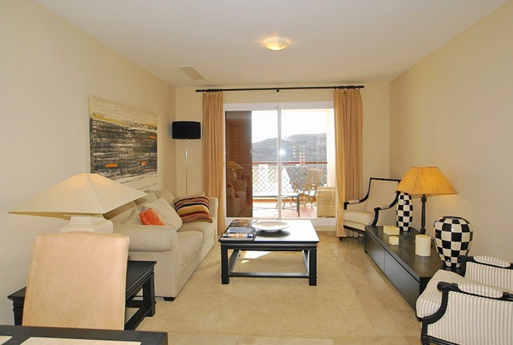 elegancki pokój dzienny w luksusowym apartamencie na sprzedaż Hiszpania (San Roque, Cadiz)