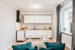 widok z pokoju dziennego na saneks kuchenny w luksusowym apartamencie na sprzedaż Kalisz