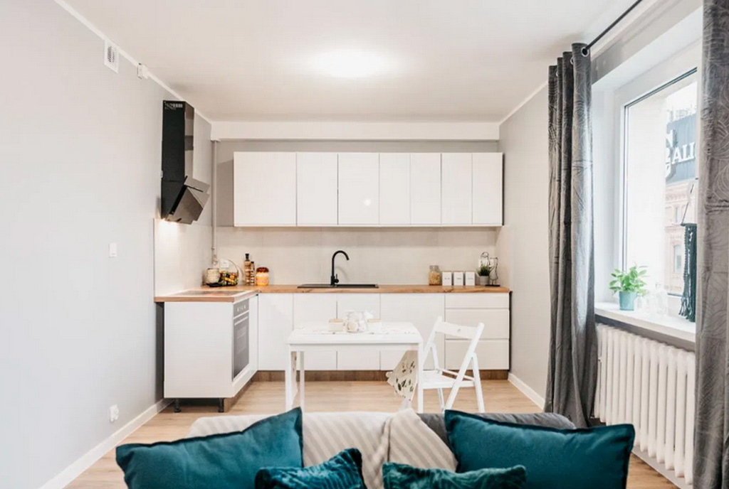 widok z pokoju dziennego na saneks kuchenny w luksusowym apartamencie na sprzedaż Kalisz