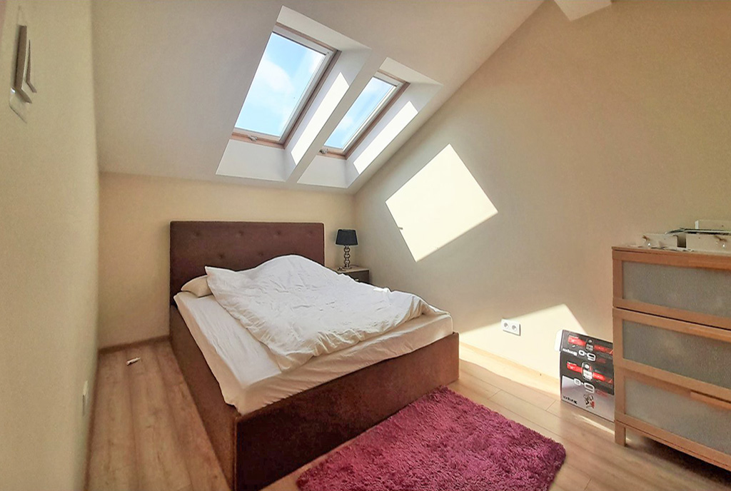 sypialnia na drugiej kondygnacji ekskluzywnego apartamentu na sprzedaż Legnica (okolice)