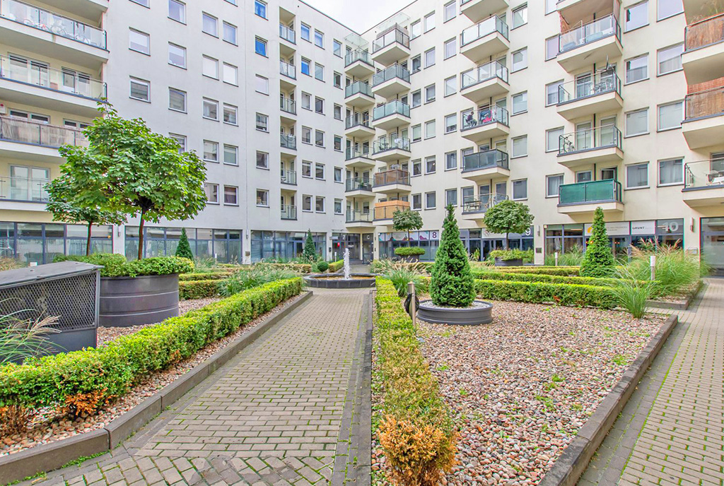 zielne osiedle, na którym znajduje się oferowany do sprzedaży luksusowy apartament Poznań