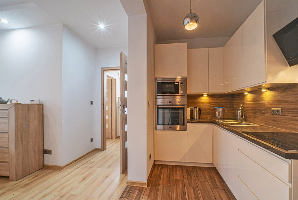 widok na kuchnię w luksusowym apartamencie na wynajem Bolesławiec