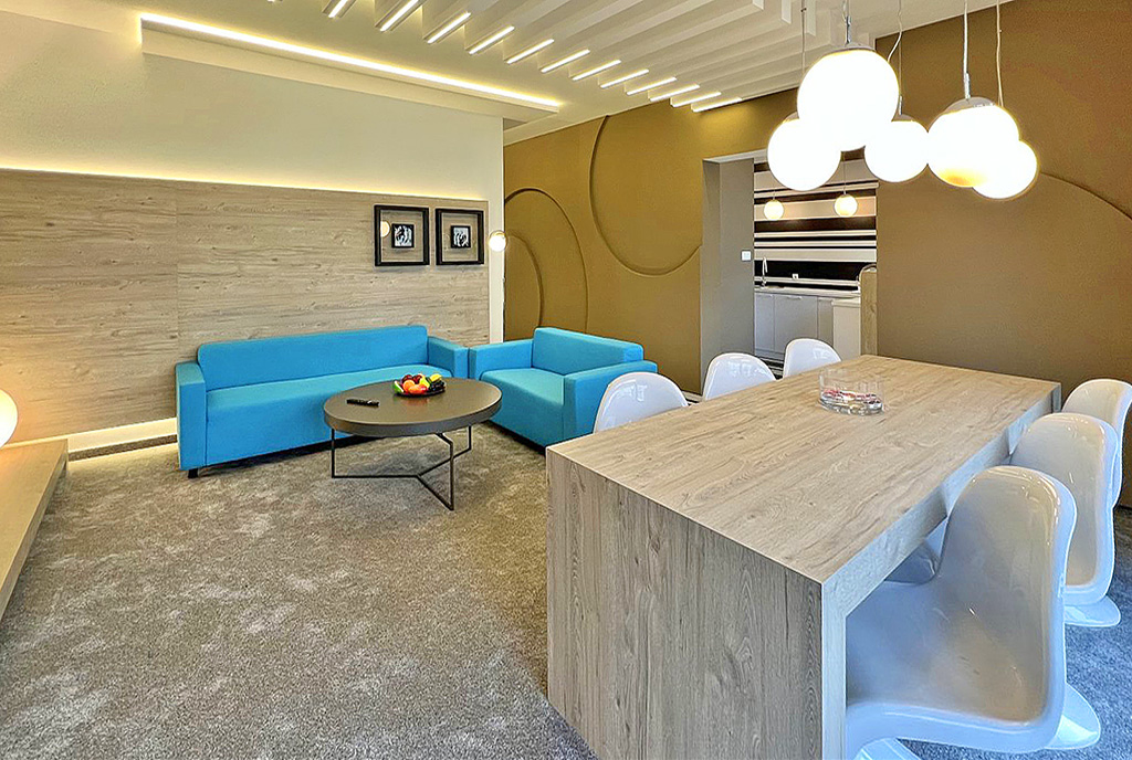 widok z aneksu kuchennego na pokój dzienny w luksusowym apartamencie na wynajem Piotrków Trybunalski