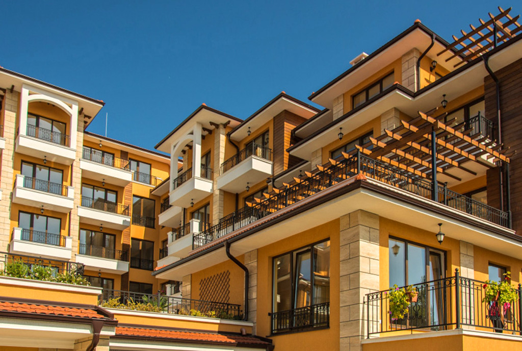 nowoczesna bryła budynku, w którym znajdziemy oferowany na sprzedaż ekskluzywny apartament Bułgaria (Sveti Włas)