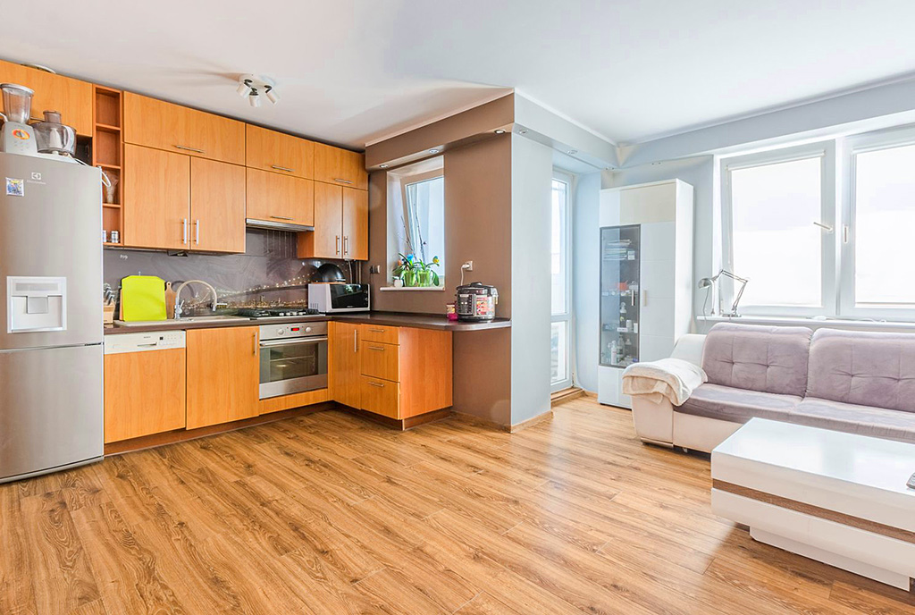 na zdjęciu pokój dzienny oraz aneks kuchenny w luksusowym apartamencie na sprzedaż Gdańsk
