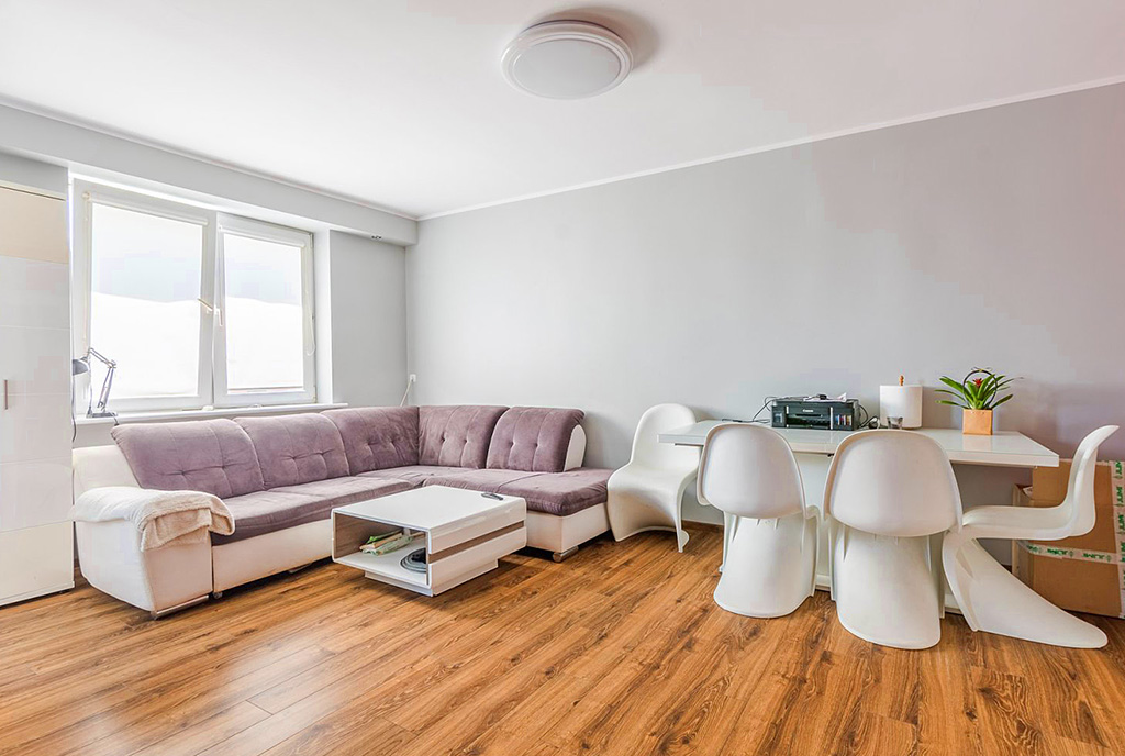 na pierwszym planie pokój gościnny w ekskluzywnym apartamencie do sprzedaży Gdańsk