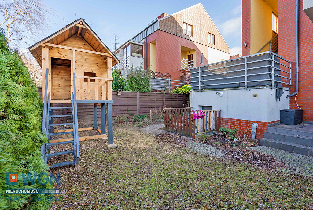 pieczołowicie wypielęgnowany ogród i plac zabaw przed luksusowym apartamentem do sprzedaży Szczecin