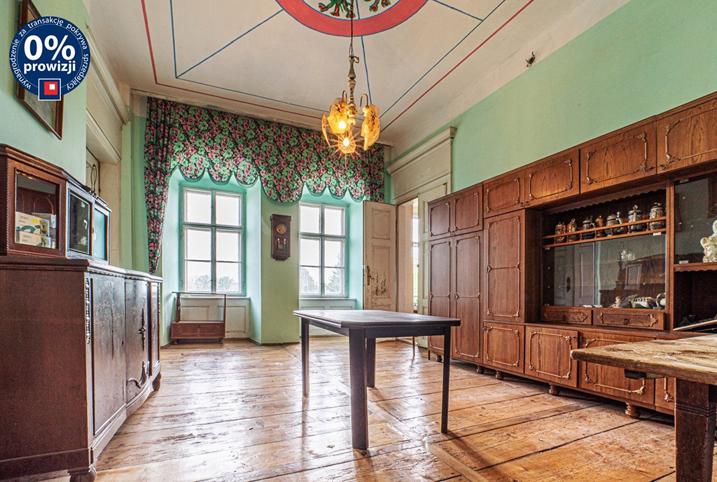 na pierwszym planie salon w ekskluzywnym apartamencie do sprzedaży Bolesławiec (okolice)